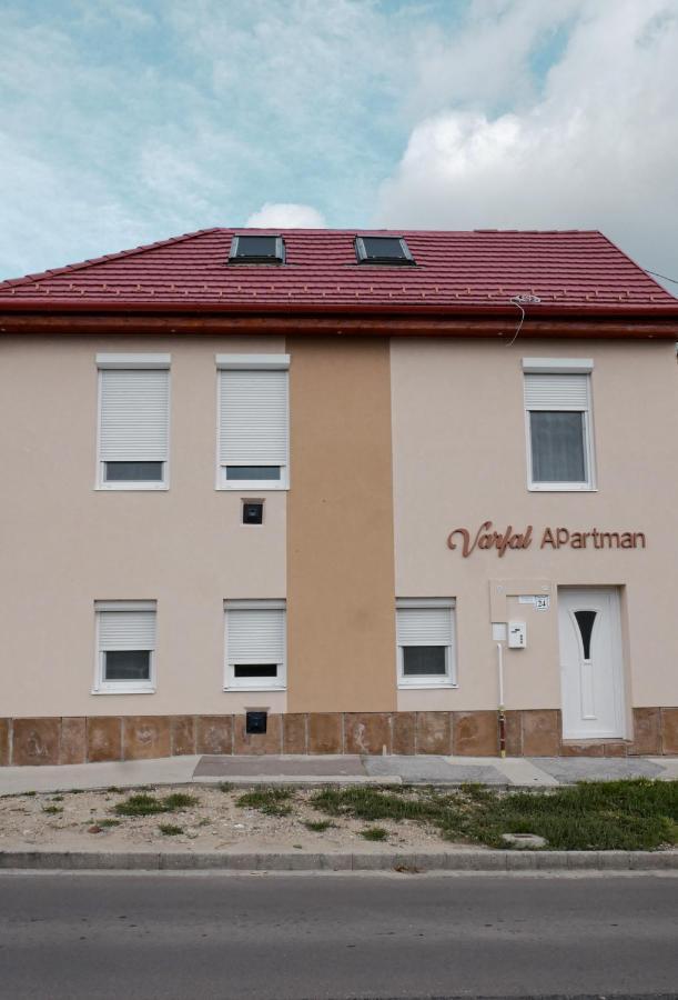 Varfal Apartman Eger Eksteriør billede