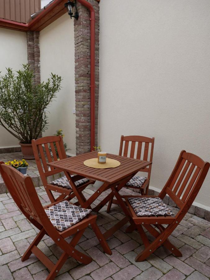 Varfal Apartman Eger Eksteriør billede