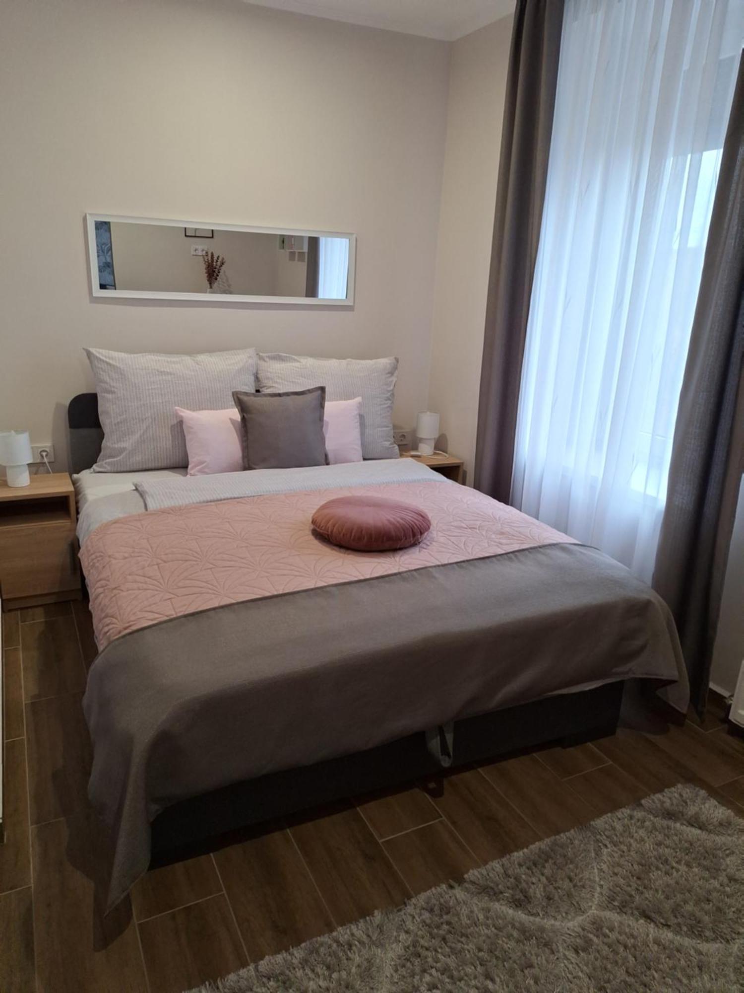 Varfal Apartman Eger Værelse billede