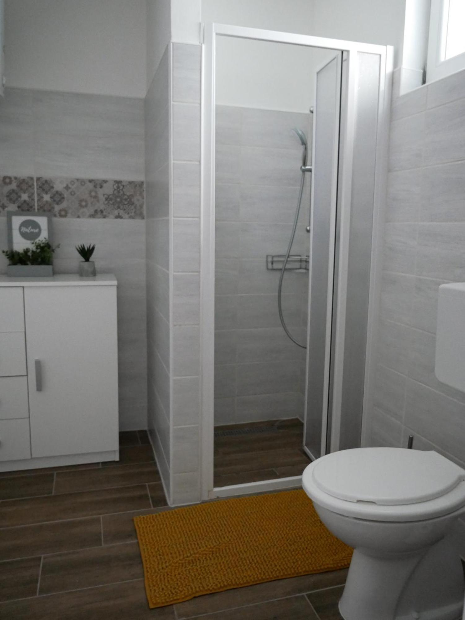 Varfal Apartman Eger Værelse billede