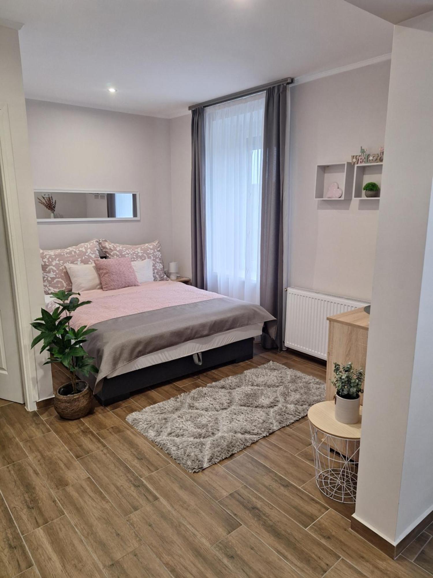 Varfal Apartman Eger Værelse billede